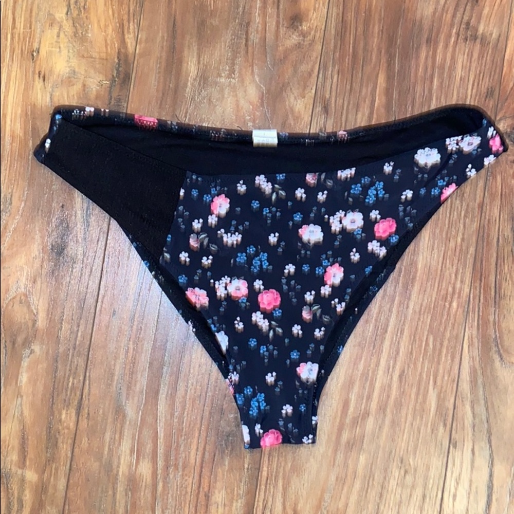 Flowery bathing suit - Picture 4 of 5